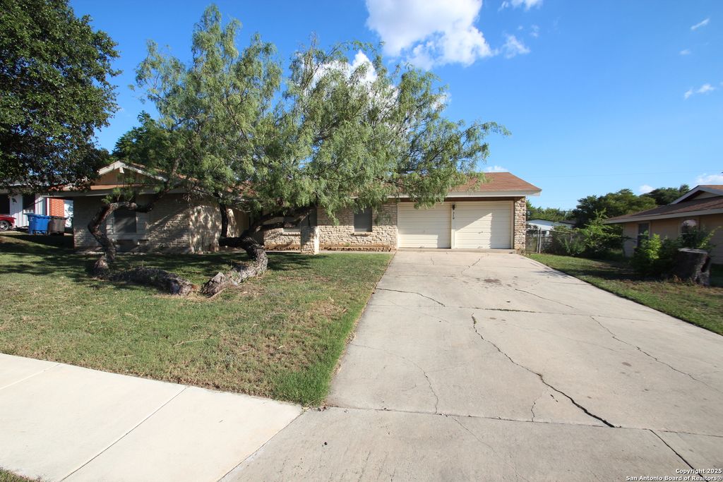 310 THREADNEEDLE LN, San Antonio, TX 78227