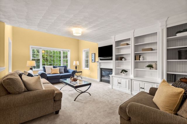 8 Jack Rabbit Ln, Westford, MA 01886