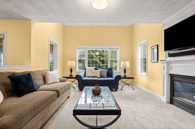8 Jack Rabbit Ln, Westford, MA 01886