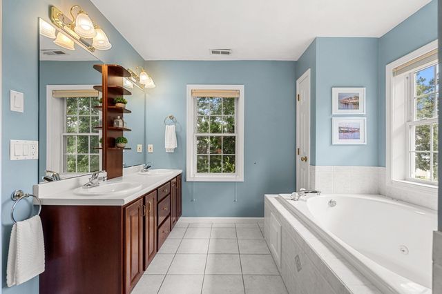 8 Jack Rabbit Ln, Westford, MA 01886