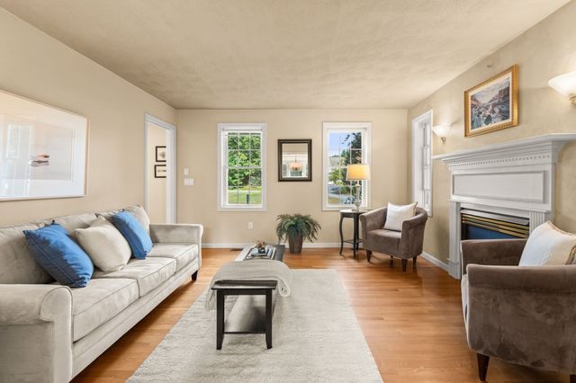 8 Jack Rabbit Ln, Westford, MA 01886
