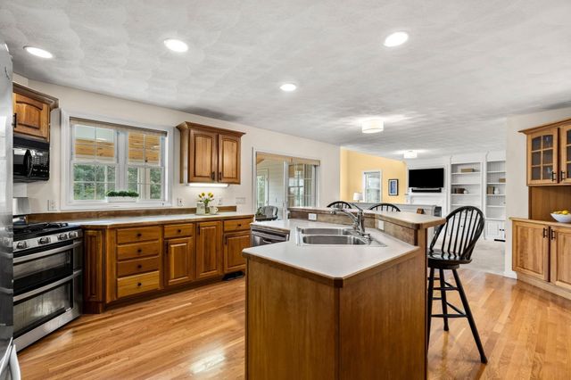 8 Jack Rabbit Ln, Westford, MA 01886