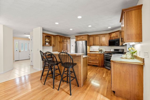 8 Jack Rabbit Ln, Westford, MA 01886