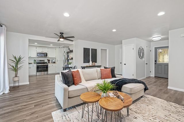 14069 Torrey Pines Dr, Auburn, CA 95602