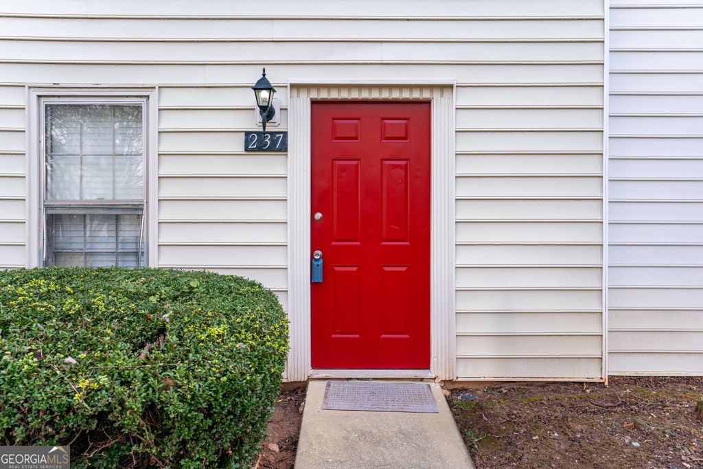 237 Chads Ford Way, Roswell, GA 30076