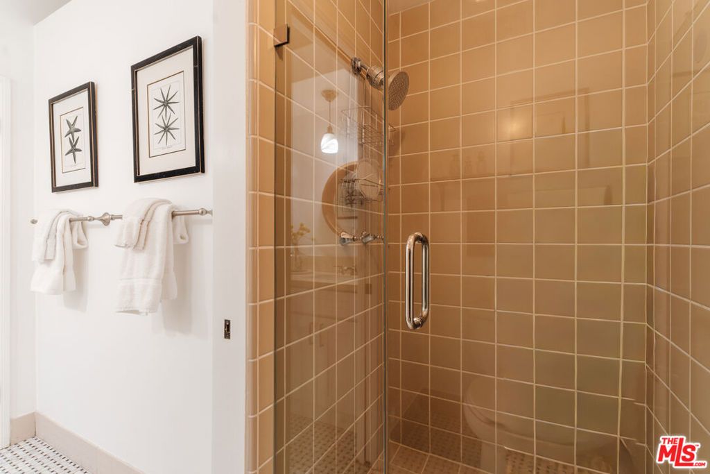 Image 11 of property listing at 420 S Barrington Avenue 101, Los Angeles, CA 90049