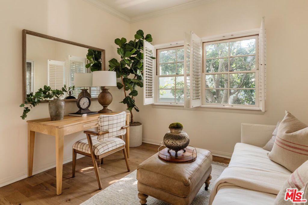 Image 13 of property listing at 420 S Barrington Avenue 101, Los Angeles, CA 90049