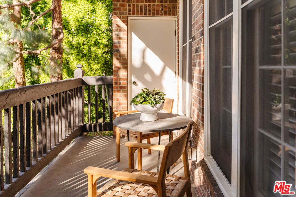 Image 15 of property listing at 420 S Barrington Avenue 101, Los Angeles, CA 90049