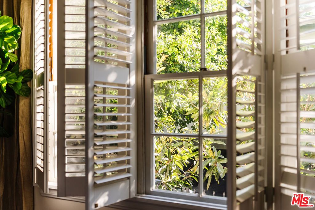 Image 19 of property listing at 420 S Barrington Avenue 101, Los Angeles, CA 90049