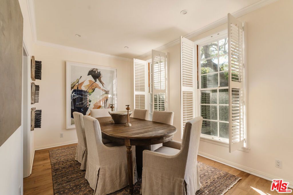 Image 3 of property listing at 420 S Barrington Avenue 101, Los Angeles, CA 90049