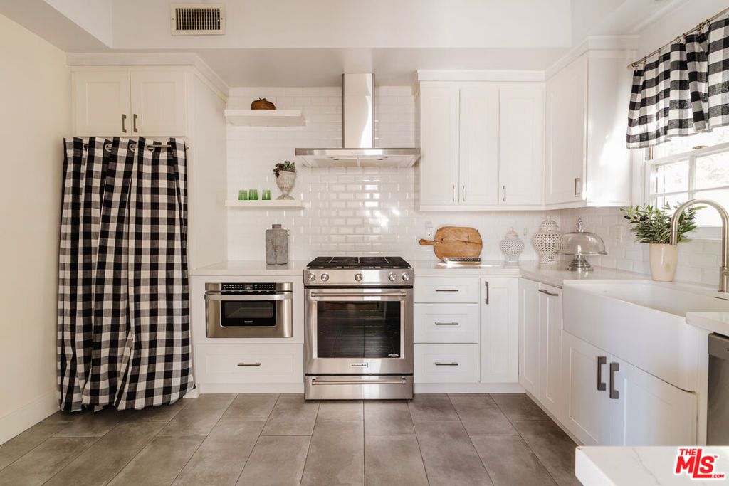 Image 5 of property listing at 420 S Barrington Avenue 101, Los Angeles, CA 90049