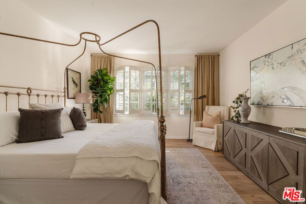 Image 9 of property listing at 420 S Barrington Avenue 101, Los Angeles, CA 90049