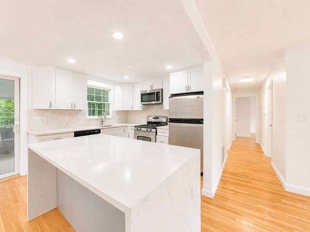 18 Linda St., Foxboro, MA 02035