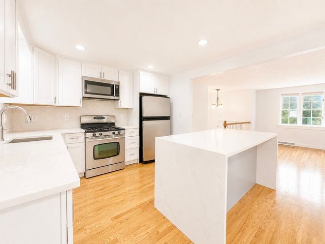 18 Linda St., Foxboro, MA 02035