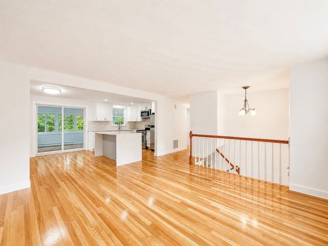 18 Linda St., Foxboro, MA 02035