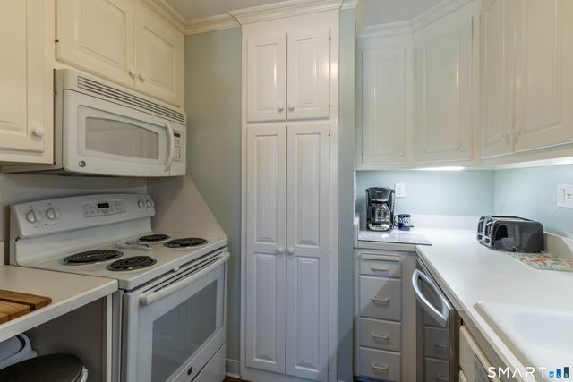 159 Hollister Way North 159, Glastonbury, CT 06033