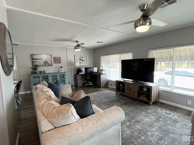 400 E Roberts Lane 104, Bakersfield, CA 93308