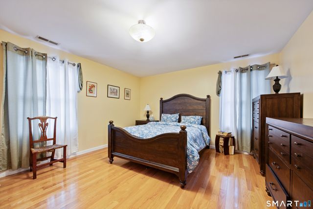 27 Amber Place, Waterbury, CT 06705