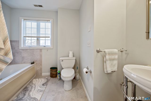 27 Amber Place, Waterbury, CT 06705