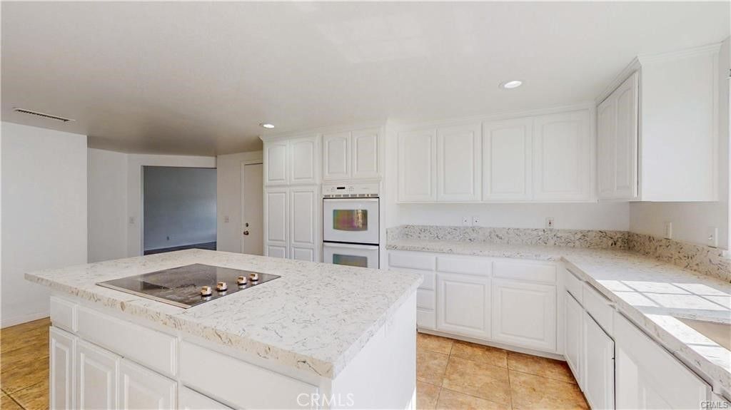 Image 6 of property listing at 16201 Alta Cresta Avenue, Riverside, CA 92508