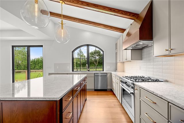 2 Stone Bridge Drive, Middletown, RI 02842