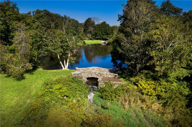 2 Stone Bridge Drive, Middletown, RI 02842