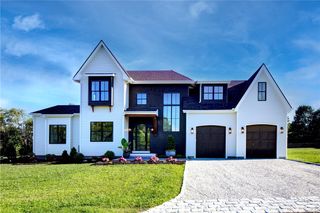 2 Stone Bridge Drive, Middletown, RI 02842
