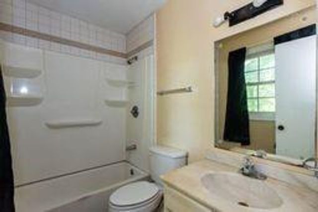 8882 Ashwood Dr, Riverdale, GA 30274