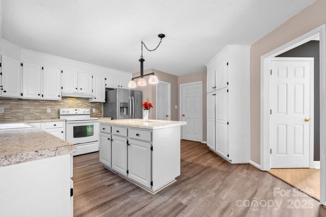 712 Painted Feather Lane NW, Conover, NC 28613