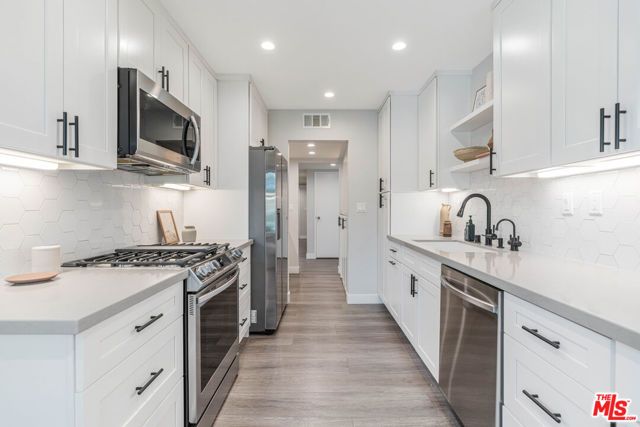 930 California Avenue 201, Santa Monica, CA 90403