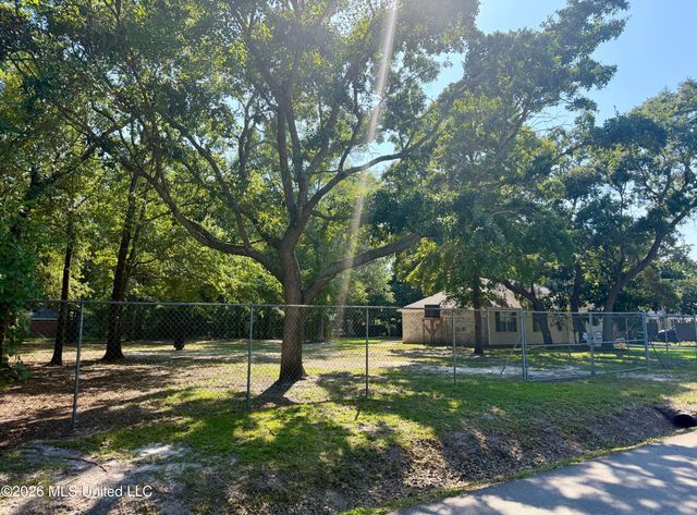 1333 Oak Street, Ocean Springs, MS 39564