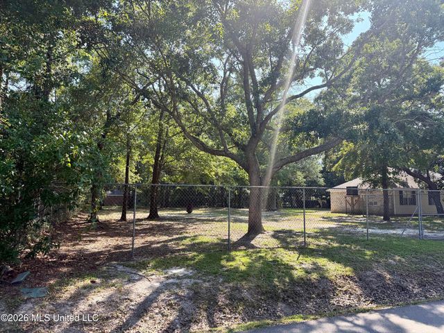 1333 Oak Street, Ocean Springs, MS 39564