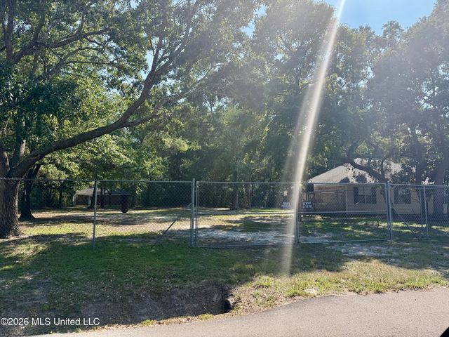 1333 Oak Street, Ocean Springs, MS 39564