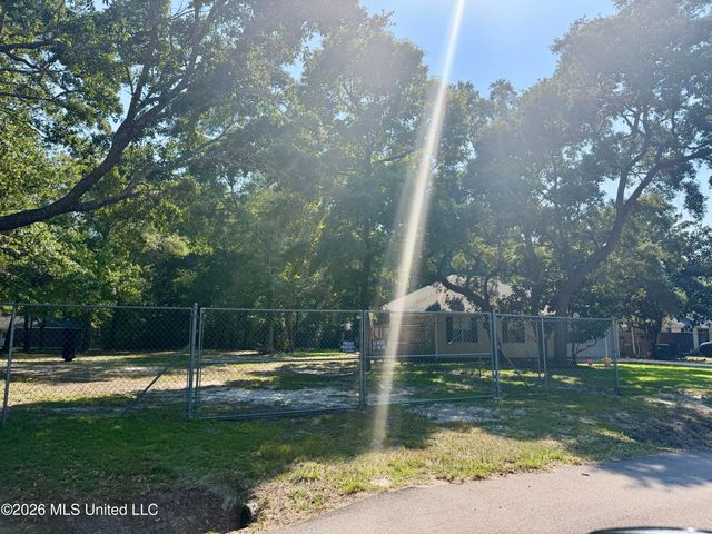 1333 Oak Street, Ocean Springs, MS 39564