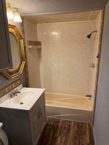 504 Ave E, Levelland, TX 79336