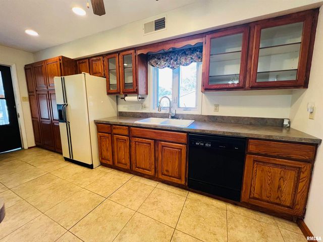 295 Country Acres Road, Eldorado, IL 62930