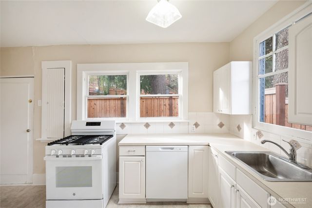 1425 Palm Avenue SW, Seattle, WA 98116