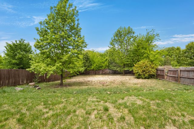 557 Oakmont Dr, Clarksville, TN 37042