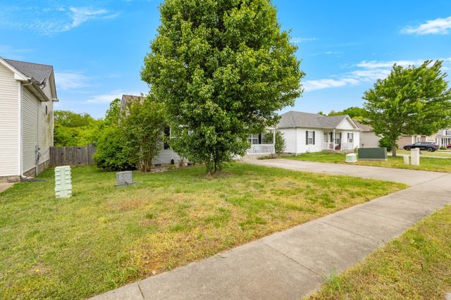 557 Oakmont Dr, Clarksville, TN 37042