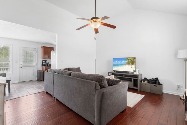 557 Oakmont Dr, Clarksville, TN 37042