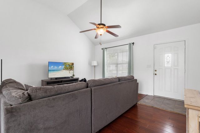 557 Oakmont Dr, Clarksville, TN 37042