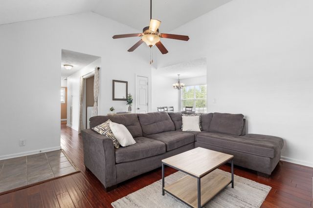 557 Oakmont Dr, Clarksville, TN 37042