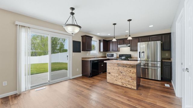 406 Viburnum Creek Run, Avilla, IN 46710