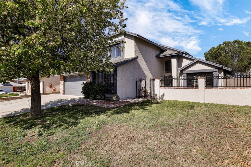 Image 3 of property listing at 153 Deblynn Court, Palmdale, CA 93550