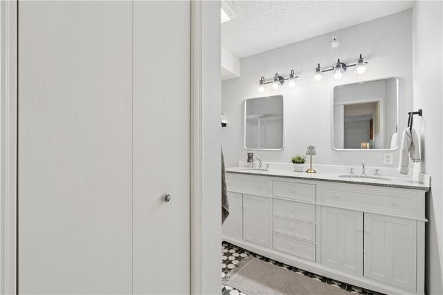 528 Westside Drive, Iowa City, IA 52246