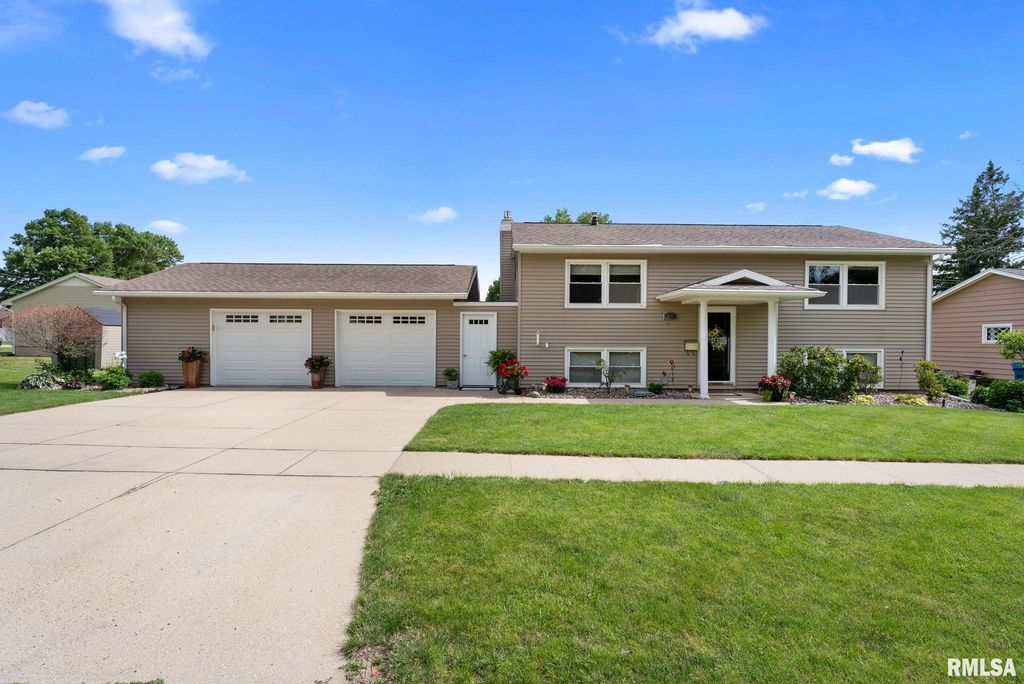 911 3RD Street, De Witt, IA 52742