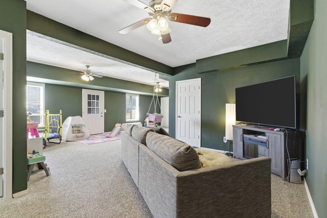 414 W Chestnut Road, Nixa, MO 65714