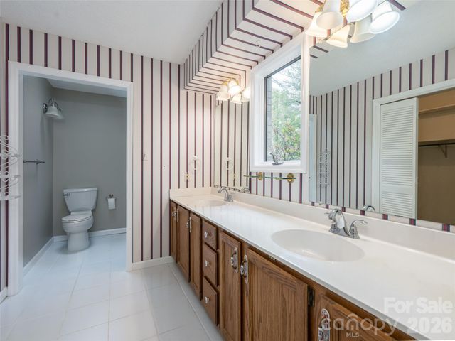 40 Applecross Road, Weaverville, NC 28787
