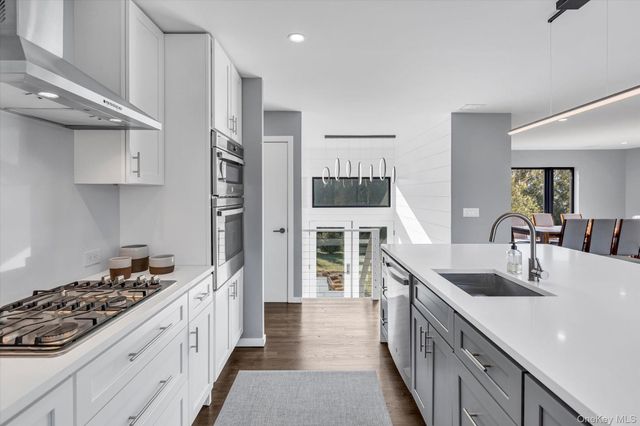 40 Knollwood Drive, Southampton, NY 11968