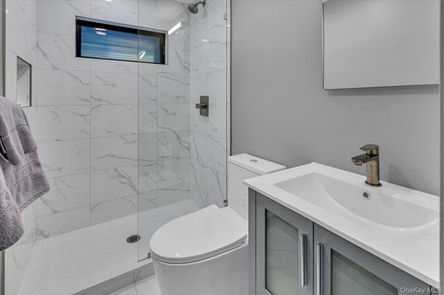 40 Knollwood Drive, Southampton, NY 11968